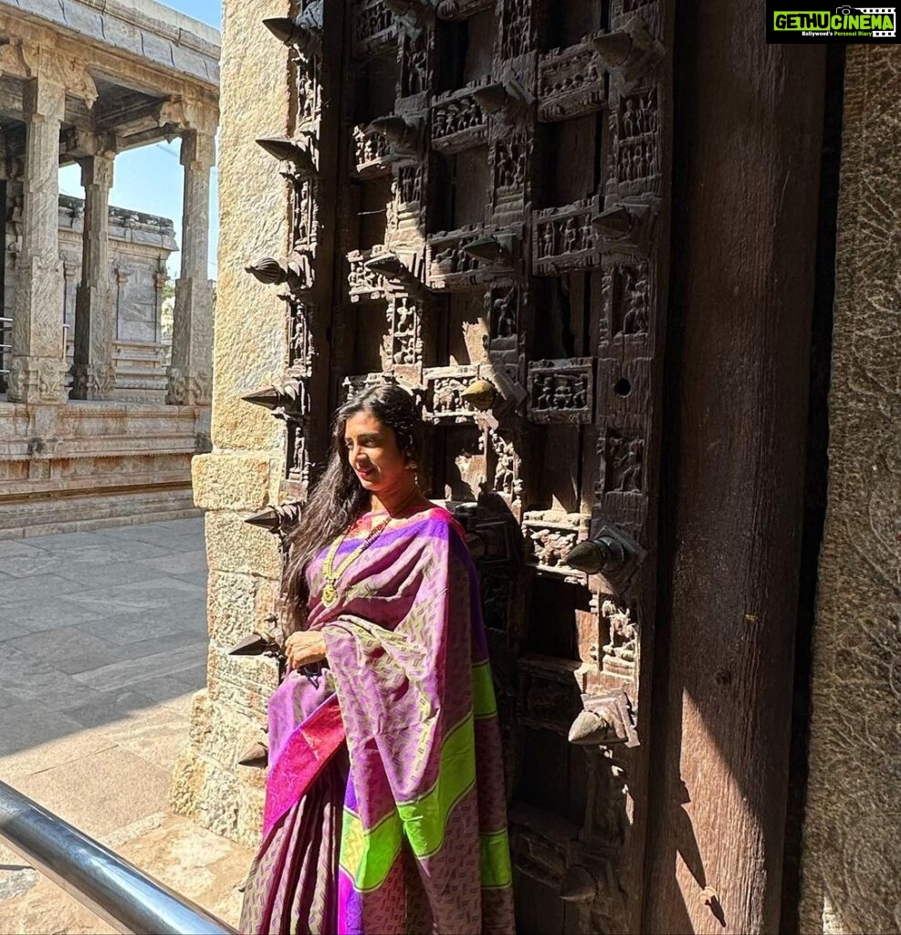Kasthuri Shankar Instagram - Doorstep to divinity. Namakkal LakshmiNarasimha Temple TamilNadu . The land of temples Land of faith Land of festivals Land of hope. #tamizhartirunal #mattupongal #templesofindia #tamilponnu #tamizhachi #sareeswag #desibeauty #indianbeauty #actresskasthuri
