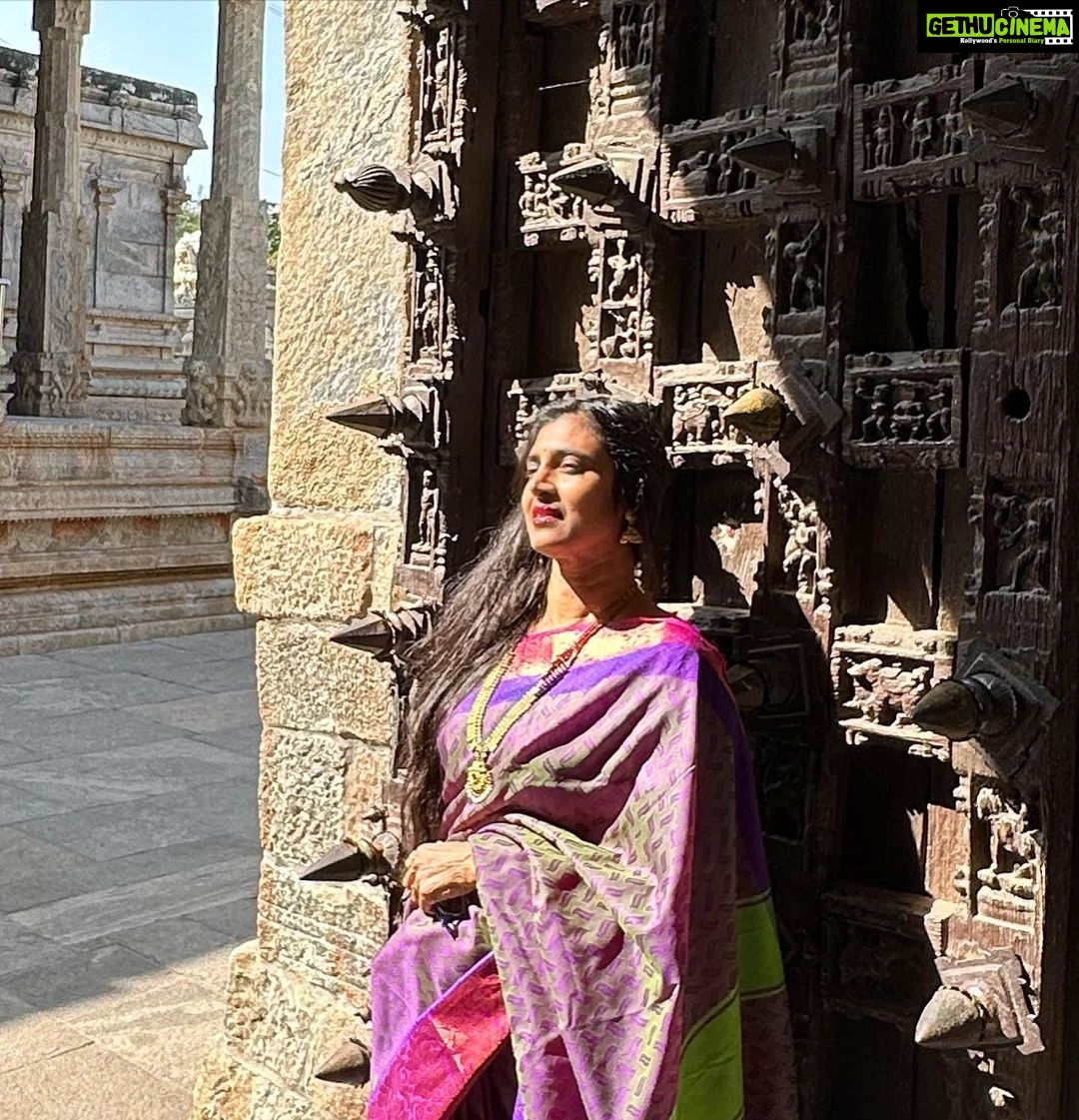 Kasthuri Shankar Instagram - Doorstep to divinity. Namakkal LakshmiNarasimha Temple TamilNadu . The land of temples Land of faith Land of festivals Land of hope. #tamizhartirunal #mattupongal #templesofindia #tamilponnu #tamizhachi #sareeswag #desibeauty #indianbeauty #actresskasthuri