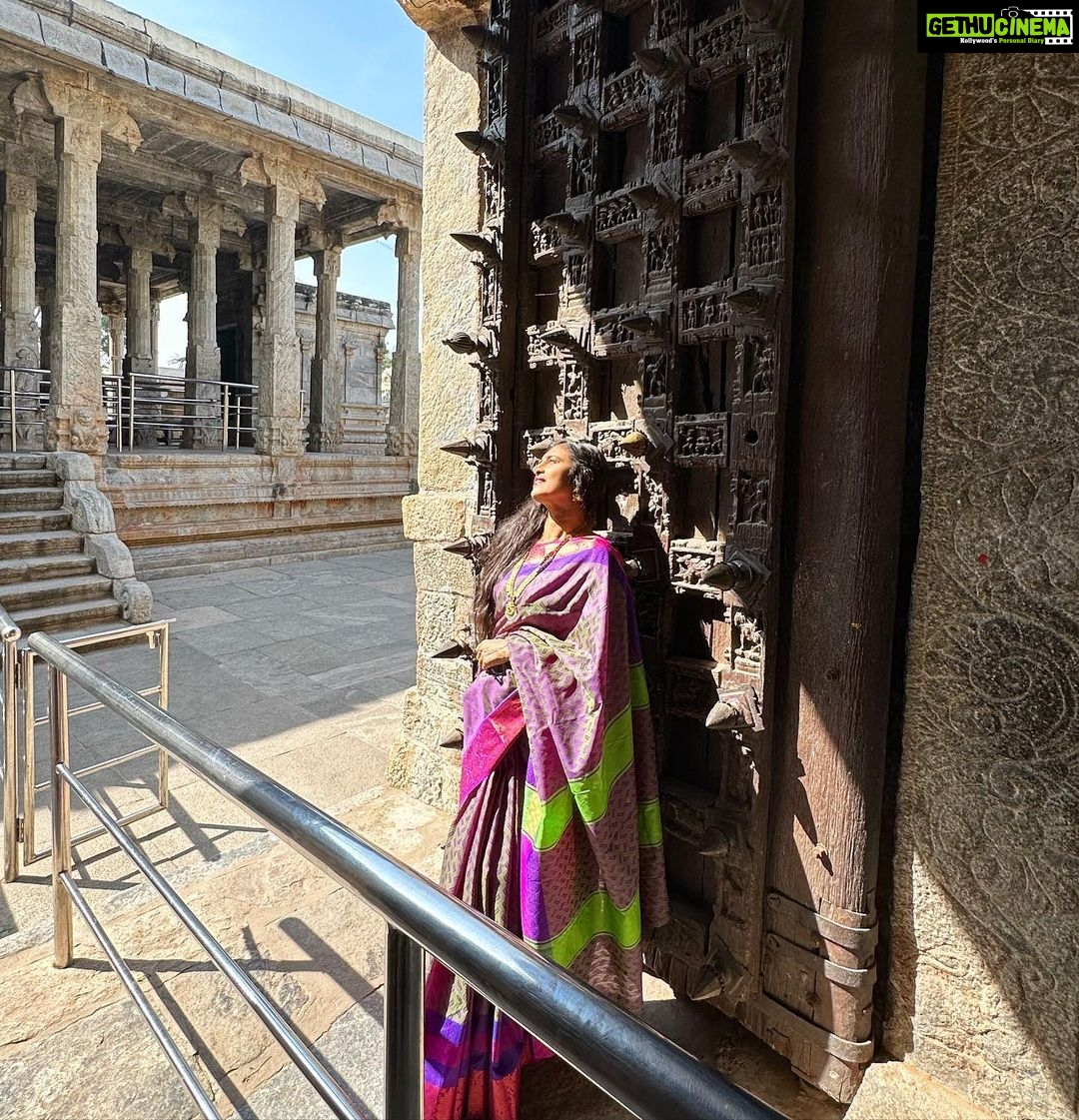 Kasthuri Shankar Instagram - Doorstep to divinity. Namakkal LakshmiNarasimha Temple TamilNadu . The land of temples Land of faith Land of festivals Land of hope. #tamizhartirunal #mattupongal #templesofindia #tamilponnu #tamizhachi #sareeswag #desibeauty #indianbeauty #actresskasthuri