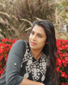 Kasthuri Shankar Instagram - Happy at Home for the holidays... 
P.C : @shobhini_k
Location: centennial park
#fallcolors #americanautumn #pretty picture #actresskasthuri  #gruhalakshmi