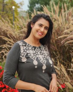 Kasthuri Shankar Instagram - Happy at Home for the holidays... 
P.C : @shobhini_k
Location: centennial park
#fallcolors #americanautumn #pretty picture #actresskasthuri  #gruhalakshmi