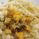 Kasthuri Shankar Instagram - அம்மா கை பக்குவம்.... Parangikkai mor kootu, paruppu rice... Red pumpkin in coconut yoghurt sauce served with dal rice and papad #comfortfood#homecooking #kasturicooks #veggierecipes #yoghurtsauce