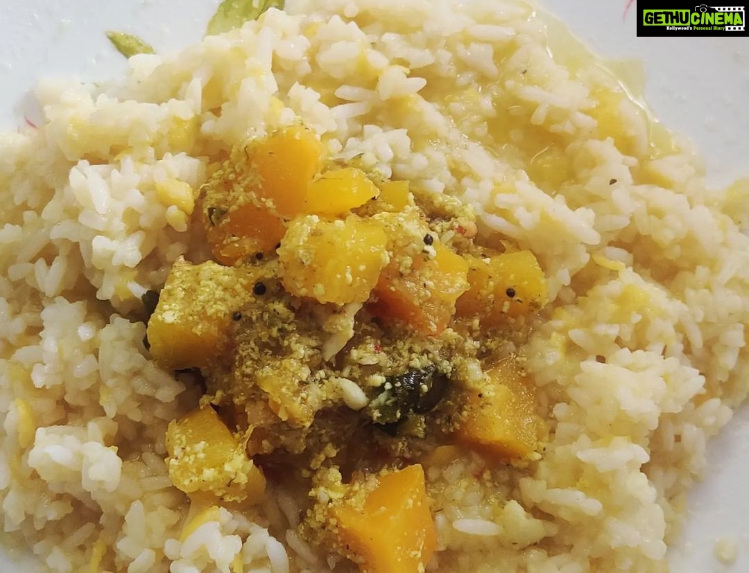 Kasthuri Shankar Instagram - அம்மா கை பக்குவம்.... Parangikkai mor kootu, paruppu rice... Red pumpkin in coconut yoghurt sauce served with dal rice and papad #comfortfood#homecooking #kasturicooks #veggierecipes #yoghurtsauce