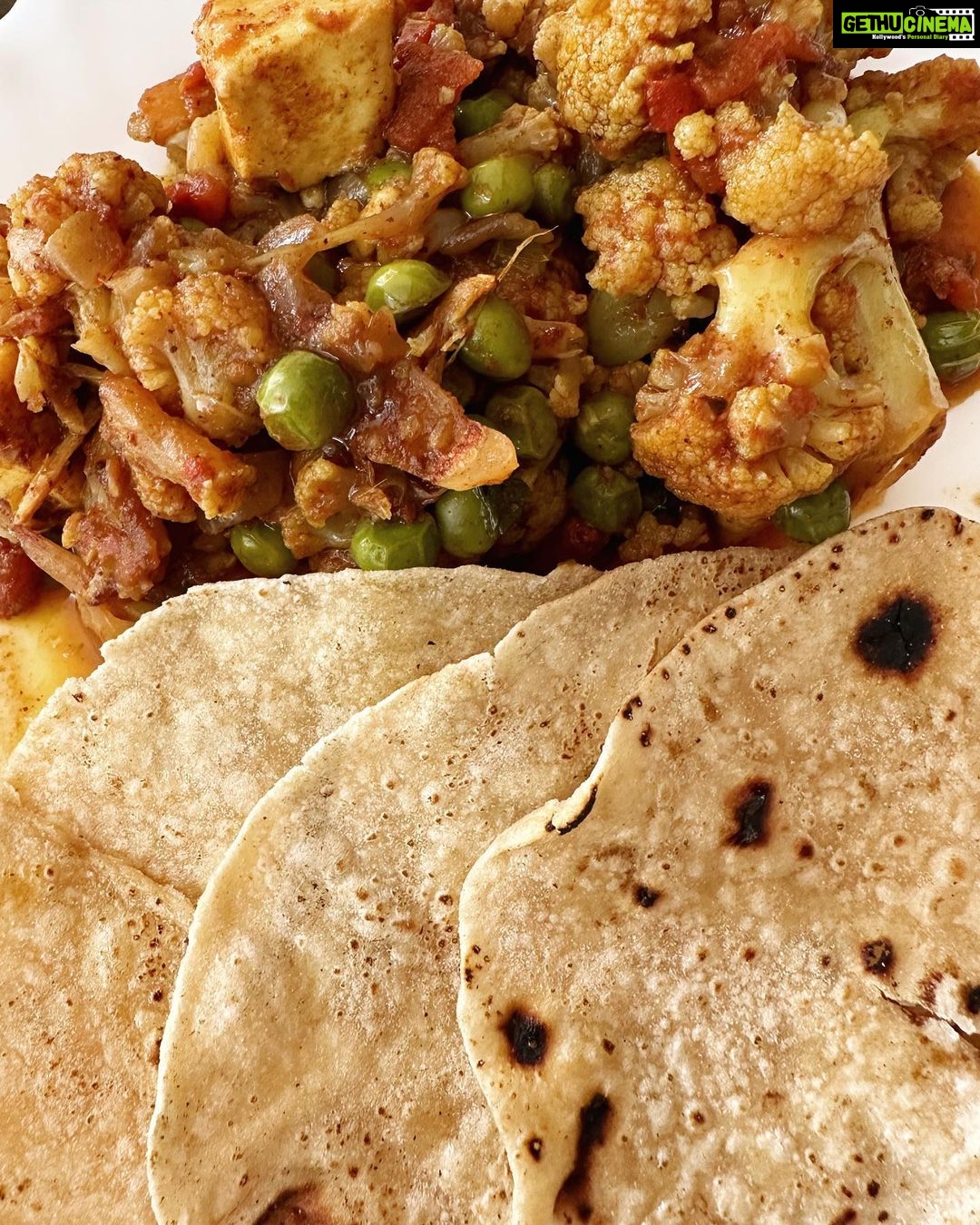 Kasthuri Shankar Instagram - Paneer Gobi mattar. Tender peas and fresh cauliflower matched with ghee sauteed homemade panneer, and cooked to perfection in a tomato masala sauce #dinnergoals #veggieheaven #kasturicooks #vegetarianrecipes #yummm #veggieforlife #balancedmeals #foodporn #foodstagram