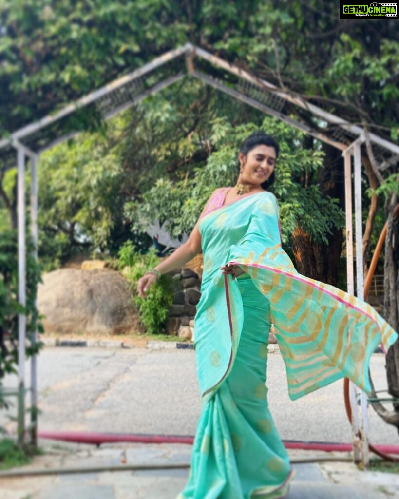 Kasthuri Shankar Instagram - Be it festival day or Sunday, no matter. I invariably end up working ! #sareeswag #sundayspecial #navaratri #durgapuja #dussehra #sanskaributsexy #traditional #actresskasthuri #desibeauty #southindianactress