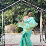 Kasthuri Shankar Instagram - Be it festival day or Sunday, no matter. I invariably end up working ! #sareeswag #sundayspecial #navaratri #durgapuja #dussehra #sanskaributsexy #traditional #actresskasthuri #desibeauty #southindianactress