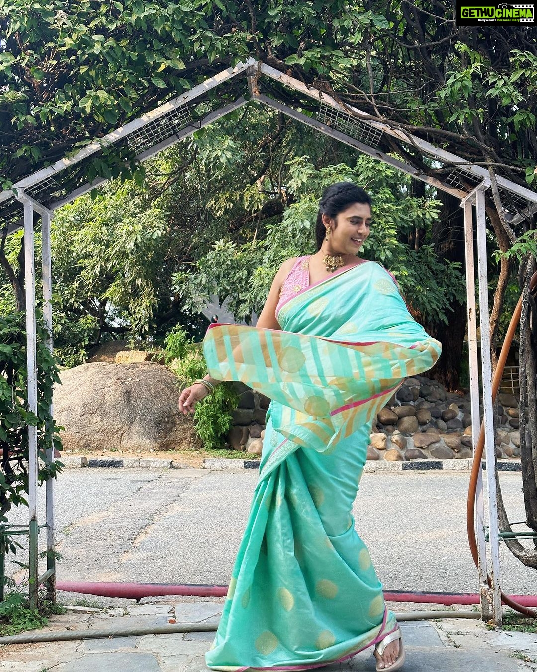 Kasthuri Shankar Instagram - Be it festival day or Sunday, no matter. I invariably end up working ! #sareeswag #sundayspecial #navaratri #durgapuja #dussehra #sanskaributsexy #traditional #actresskasthuri #desibeauty #southindianactress