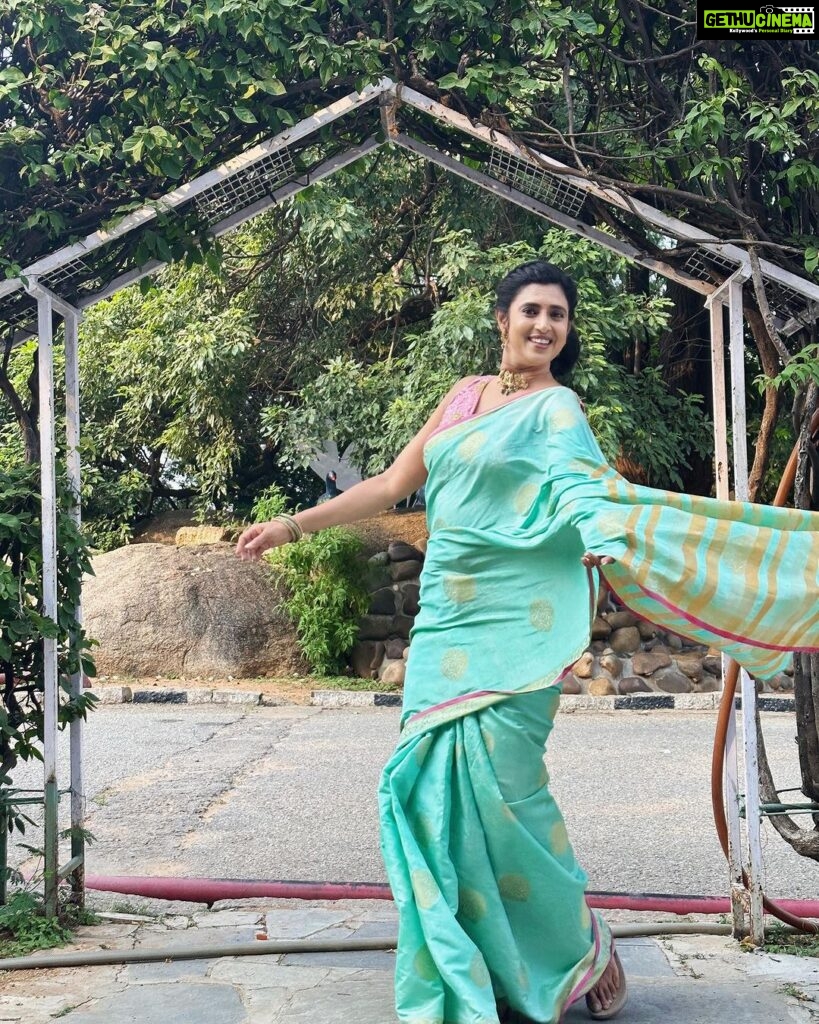 Kasthuri Shankar Instagram - Be it festival day or Sunday, no matter. I invariably end up working ! #sareeswag #sundayspecial #navaratri #durgapuja #dussehra #sanskaributsexy #traditional #actresskasthuri #desibeauty #southindianactress