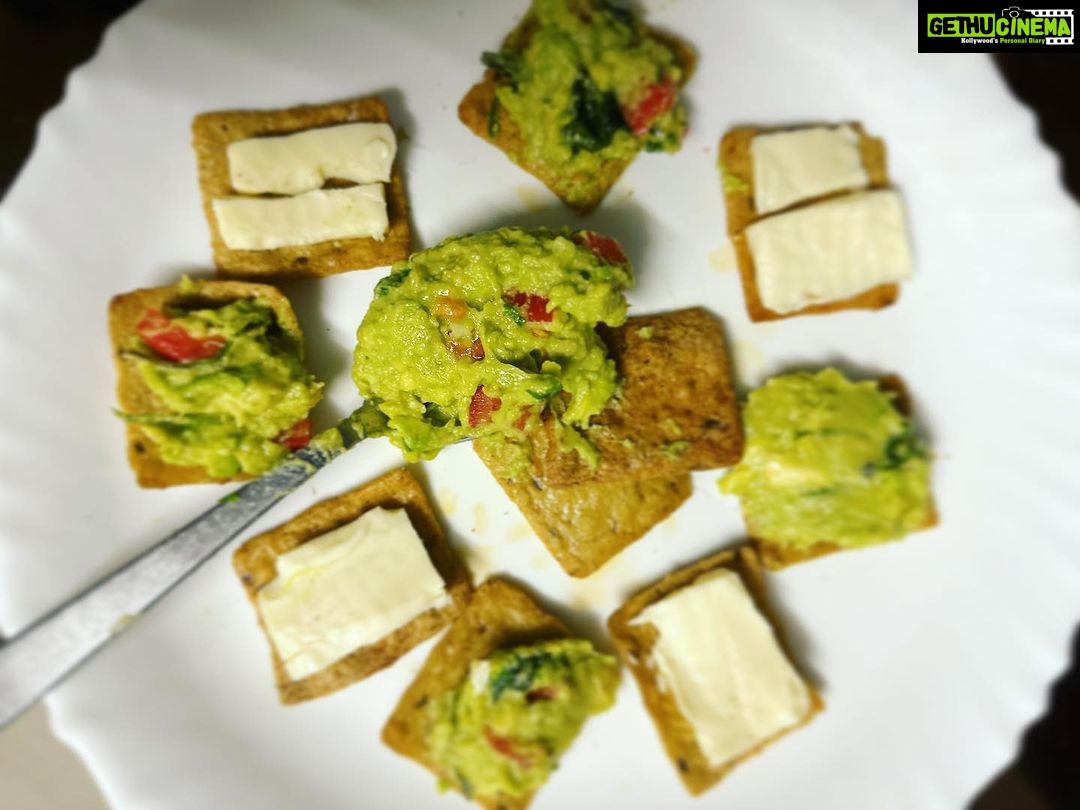 Kasthuri Shankar Instagram - Fall is around the corner... time to bring out the Guac and chips Avocado and Whole grain crackers topped with cheese Accompanied by a big bowl of fresh guacamole! #kasturicooks #sundaysamayal #yummmm #healthybhitastybhi #veggieforlife #vegetarianfoodheaven #healthnut #easyvegetarianrecipes #actresskasthuri #kasthuriskitchen
