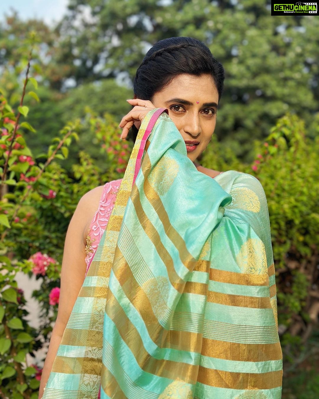 Kasthuri Shankar Instagram - Be it festival day or Sunday, no matter. I invariably end up working ! #sareeswag #sundayspecial #navaratri #durgapuja #dussehra #sanskaributsexy #traditional #actresskasthuri #desibeauty #southindianactress