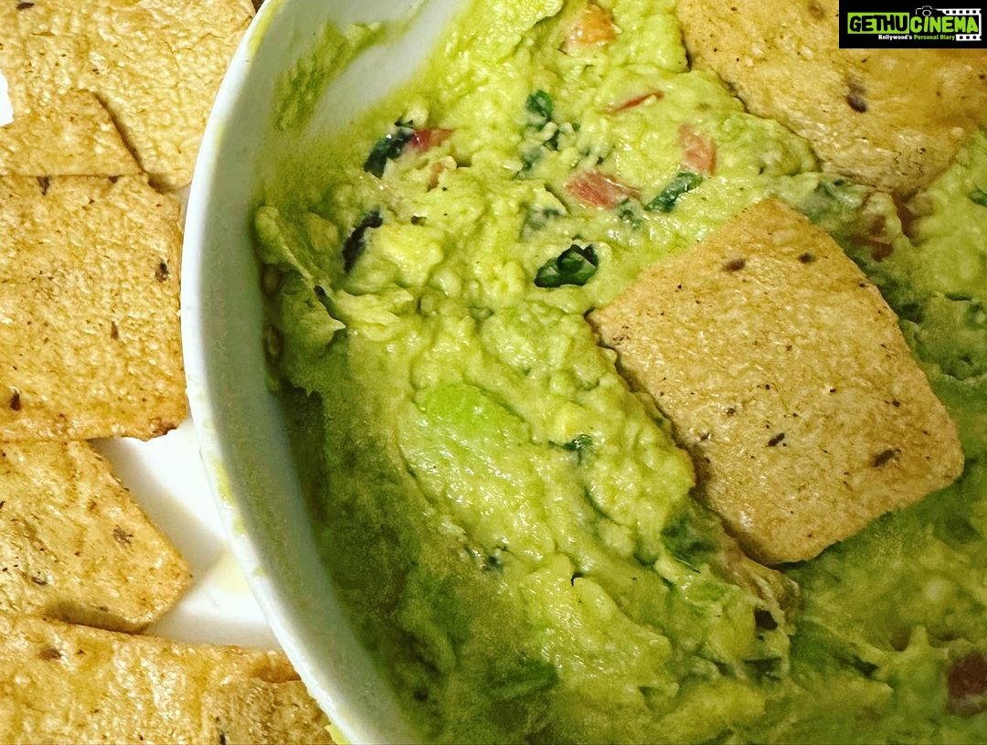 Kasthuri Shankar Instagram - Fall is around the corner... time to bring out the Guac and chips Avocado and Whole grain crackers topped with cheese Accompanied by a big bowl of fresh guacamole! #kasturicooks #sundaysamayal #yummmm #healthybhitastybhi #veggieforlife #vegetarianfoodheaven #healthnut #easyvegetarianrecipes #actresskasthuri #kasthuriskitchen