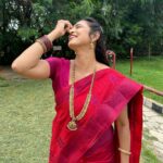 Kasthuri Shankar Instagram – Red bird in the woods….
#sareeswag #desibeauty #indianactress #southasianactor #gruhalakshmi #ravishingred #sanskaributsexy