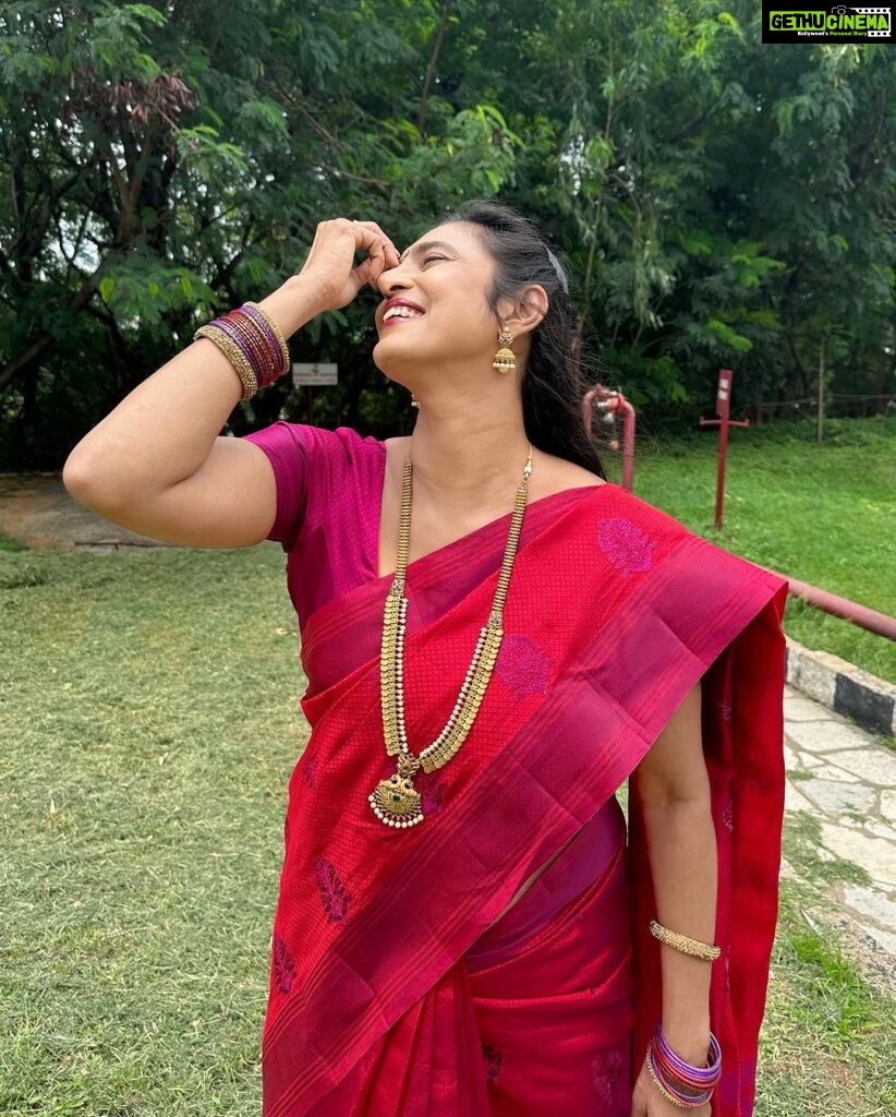 Kasthuri Shankar Instagram - Red bird in the woods.... #sareeswag #desibeauty #indianactress #southasianactor #gruhalakshmi #ravishingred #sanskaributsexy