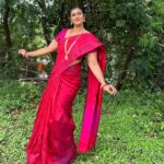Kasthuri Shankar Instagram - Red bird in the woods.... #sareeswag #desibeauty #indianactress #southasianactor #gruhalakshmi #ravishingred #sanskaributsexy