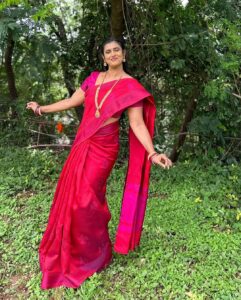 Kasthuri Shankar Instagram - Red bird in the woods....
#sareeswag #desibeauty #indianactress #southasianactor #gruhalakshmi #ravishingred #sanskaributsexy