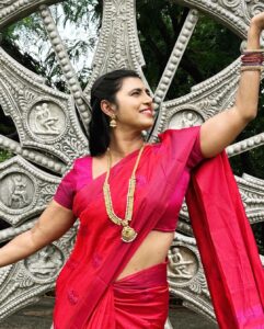 Kasthuri Shankar Instagram - Red bird in the woods....
#sareeswag #desibeauty #indianactress #southasianactor #gruhalakshmi #ravishingred #sanskaributsexy