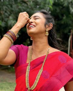 Kasthuri Shankar Instagram - Red bird in the woods....
#sareeswag #desibeauty #indianactress #southasianactor #gruhalakshmi #ravishingred #sanskaributsexy