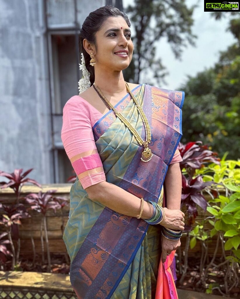 Kasthuri Shankar Instagram - After a long gap.... here's me again. Missed me much? Have a fabulous friday! #sareeswag #desibeauty #traditionalsari #prettywoman #gruhalakshmi