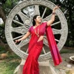 Kasthuri Shankar Instagram - Red bird in the woods.... #sareeswag #desibeauty #indianactress #southasianactor #gruhalakshmi #ravishingred #sanskaributsexy