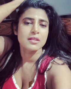 Kasthuri Shankar Instagram - Midnight madness....
Too tired to clean up, so taking selfies and procrastinating ☺️

#sundayspecial