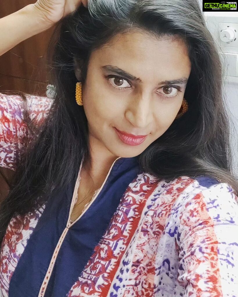 Kasthuri Shankar Instagram - Lazy evening selfies.... #actresskasthuri #kasturipics #desigirl #happyface #nofilters #nomakeup #whatyouseeiswhatyouget Home