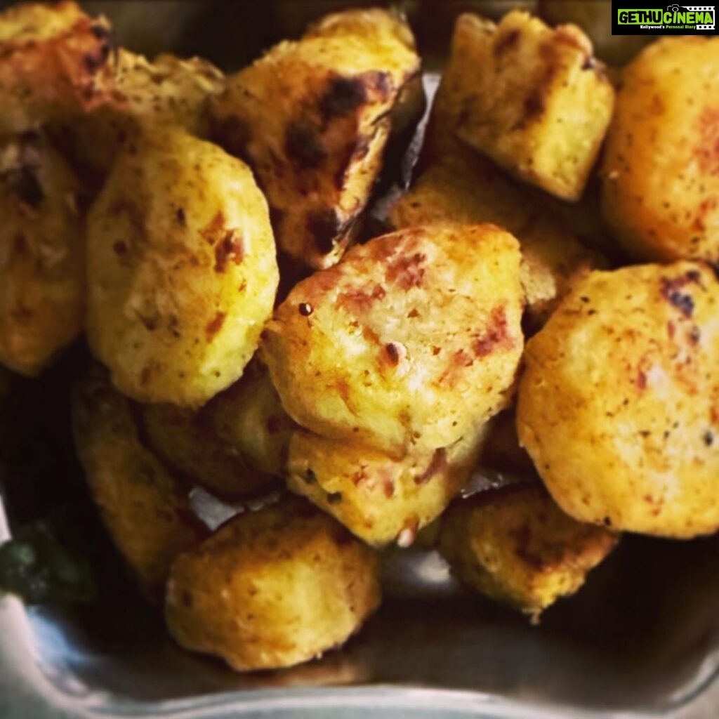 Kasthuri Shankar Instagram - Rainy day comfort food... Millet rice - Saamai soru Thalichcha thakkali elumichchai rasam Beans paruppusili Raw Banana roast - Vazhakkai roast Mashed Amaranthus - Mulaikeerai masiyal Pasalaikeerai paruppukootu Vadagam #yummm #kasturicooks #mommode # tambramcuisine #mamimommy #ammacheyyivanta #ammakaimanam #veggieforever #veggiefoodheaven #healthfreak #healthyvegetarian