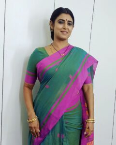 Kasthuri Shankar Instagram - Caravan stories ....bigger better pics on my threads account. 
Saree : @shenbagam_organics
#hourglassbody #sareeswag #desibeauty #tamizhponnu #teluguammayi #teluguactress #gruhalakahmi