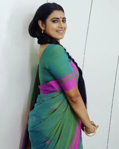 Kasthuri Shankar Instagram - Caravan stories ....bigger better pics on my threads account. 
Saree : @shenbagam_organics
#hourglassbody #sareeswag #desibeauty #tamizhponnu #teluguammayi #teluguactress #gruhalakahmi