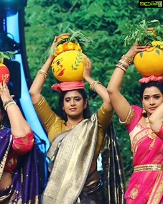 Kasthuri Shankar Instagram - Bonalu !!! #aadivaaramwithstarmaaparivaaram #sareeswag💙 #traditionalbeauty #indianculture #telanganafestivals #Andhra festivals #teluguculture #hindutraditionsofindia