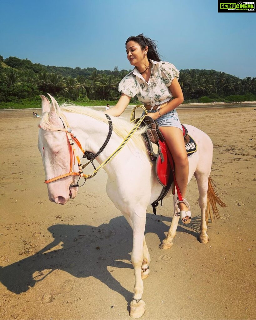 Kaveri Priyam Instagram - Working on my equestrian skills🎠. One ‘yeehaww’ at a time.