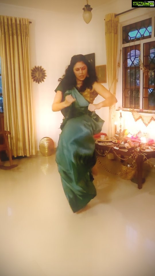 Kavita Kaushik Instagram - An impromptu Dance of Devotion , celebrating the Divine feminine energy 🙏 Bolo Bolo Durga Mai ki jai 😇❤️ #Dance #of #Devotion #ma #shakti #ma #saraswati