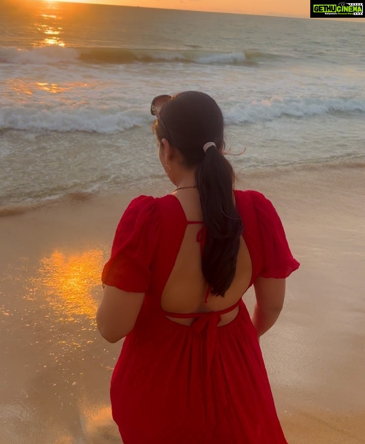 Kavya Kalyanram Instagram - In spite of the tan, the frizz and the heat, you’ll always have my heart Goa