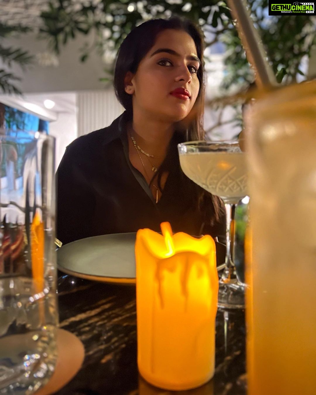 Kavya Kalyanram Instagram - Me looking at a plate of Sushi come towards my table Vs me when it passes to the table next