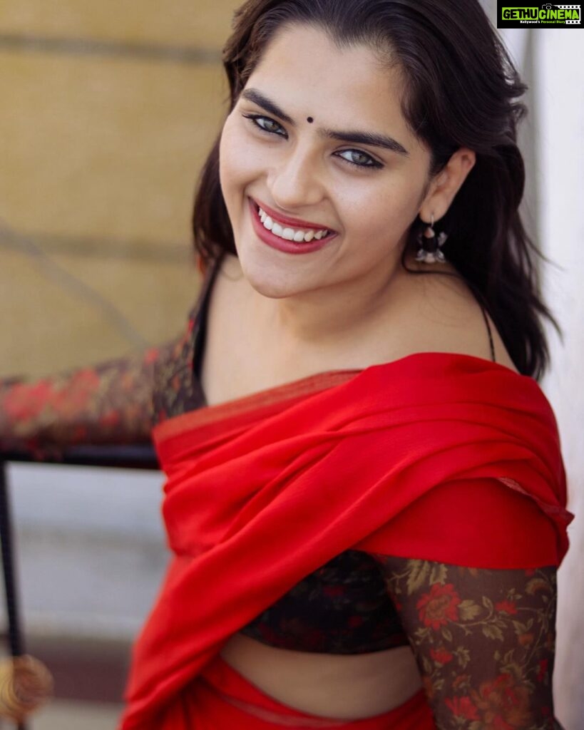 Kavya Kalyanram Instagram - Smiles sponsored by a tummy full of Pulihara 🐵 Happy Dussehra ♥️ 📸 : @kilaruness (now you can’t put crying emojis on my pictures 😅) 💎 @orafojewels