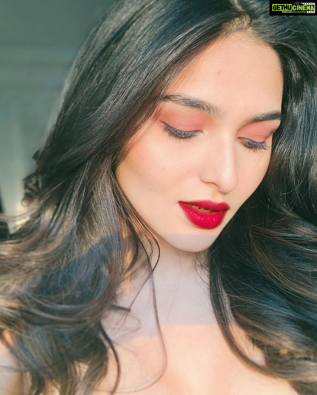 Kayadu Lohar Instagram - Only if a red flag can look like this🙈🚩❤️🔥 . . . Muah @theharpreets_studio