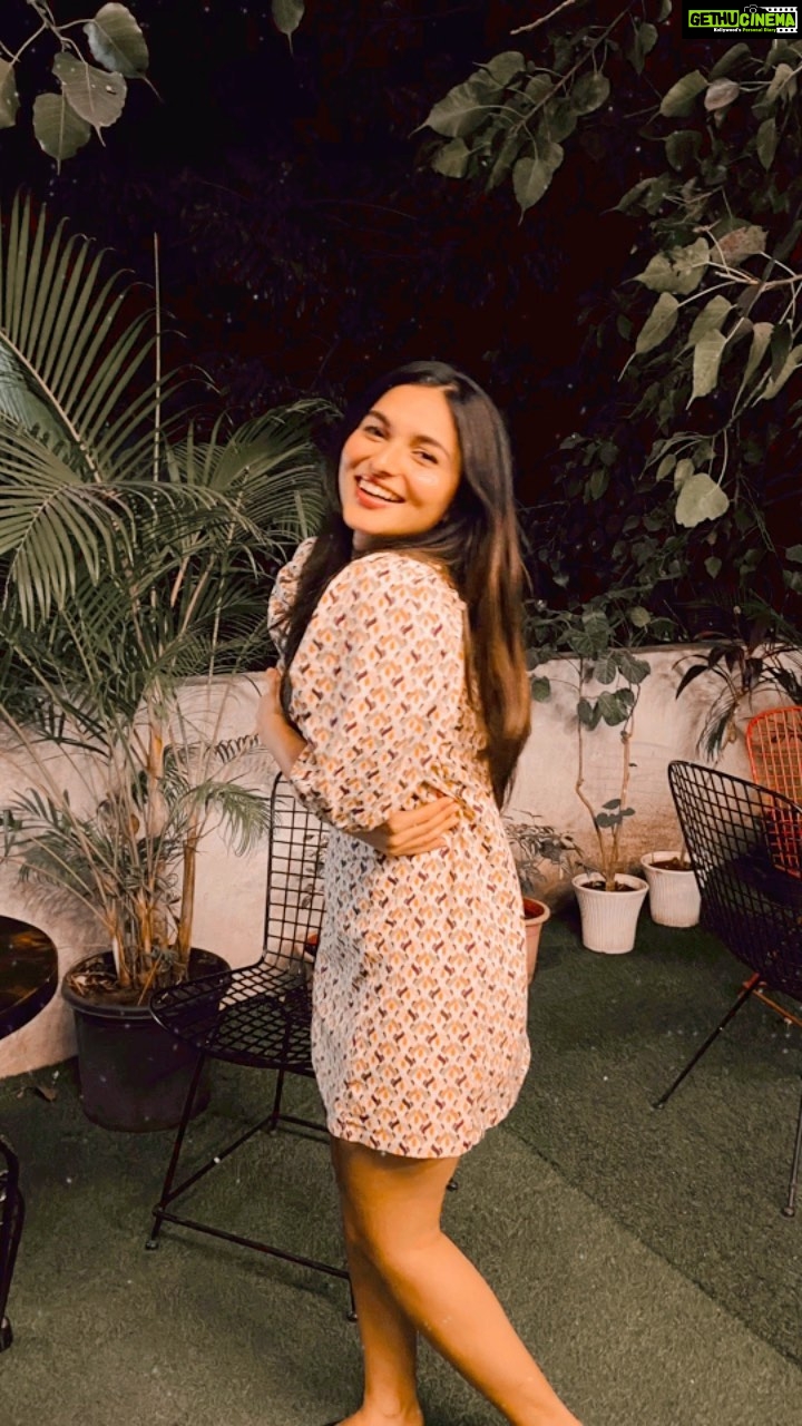 Kayadu Lohar Instagram - Do you feel like hugging yourself sometimes! I do….. always 🙈🤗❤️💋