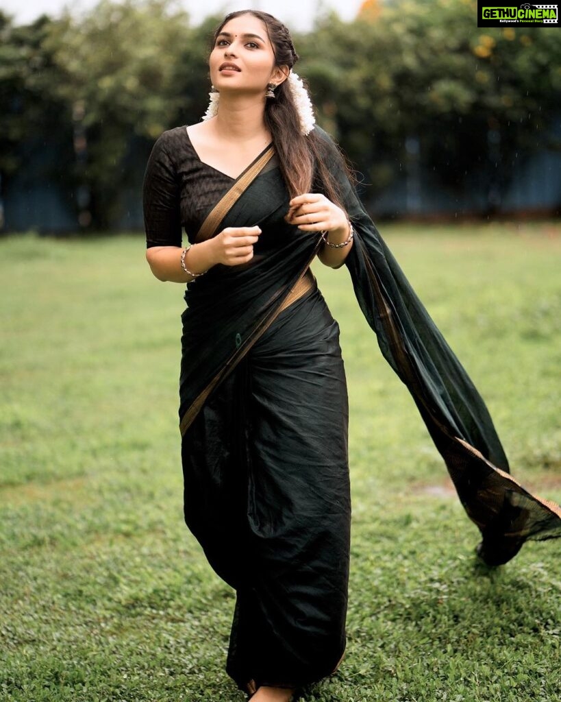 Kayadu Lohar Instagram - she wore a saree and the world stopped ✨🐥 📸 @weareretrospection Makeup and hair @maskmakeupartist Styling @sahivarma_stylist