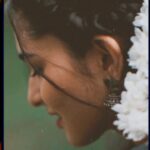 Kayadu Lohar Instagram - ദൂരേ ദൂരെ നീലാകാശം മണ്ണിൽ ചായും തീരം നീയേ🖤 . . . . 📸 @weareretrospection Makeup and hair @maskmakeupartist Styling @sahivarma_stylist