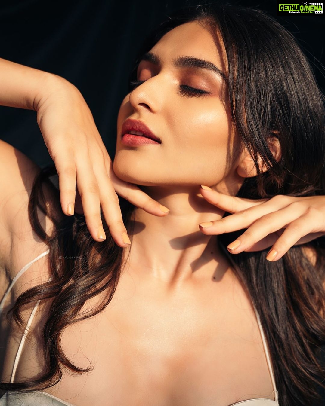 Kayadu Lohar Instagram - 💁🏻♀️ @sahil_shah_photography @theharpreets_studio @stylechic_sakshinahar