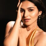 Kayadu Lohar Instagram - Golden 🐥 📸 @sahil_shah_photography 💄 @theharpreets_studio 👗 @stylechic_sakshinahar