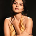 Kayadu Lohar Instagram - Golden🐥 📸 @sahil_shah_photography 💄 @theharpreets_studio 👗 @stylechic_sakshinahar