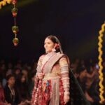 Kayadu Lohar Instagram - @royaltasta’s luxury wedding collection, Raghukul, was a one-of-a-kind collection that represented one’s inner strength through diverse colour patterns and drapes. Those powerful colours reflected strength, bravery, and confidence. The collection comprised banarsi riched zari work, replicating boldness and richness in every corner of the ensembles. Royal collection by @royaltasta Concept by @royaltasta Jwellery partner @satyamjewellers makeup partner @rohinikakade Show directed by @royaltasta Photography partner @tastaphotography @_v_i_c_k_y__p_a_w_a_r Video credit @ajienkya_dalvi Celebrity management @omii_showme Official Stylist @samprata23 Music partner @gaanaabay @martialarts.withsaurabh Video credits @milind.deosthaliRoyal In frame @kayadu_lohar_official #tasta #pune #punetimes #timesfashionweek #bride #maharashtrainwedding #maharashtrainbrides #grrom #love #vintage #royalty #bride #maharashtrianwedding #marathimulgi