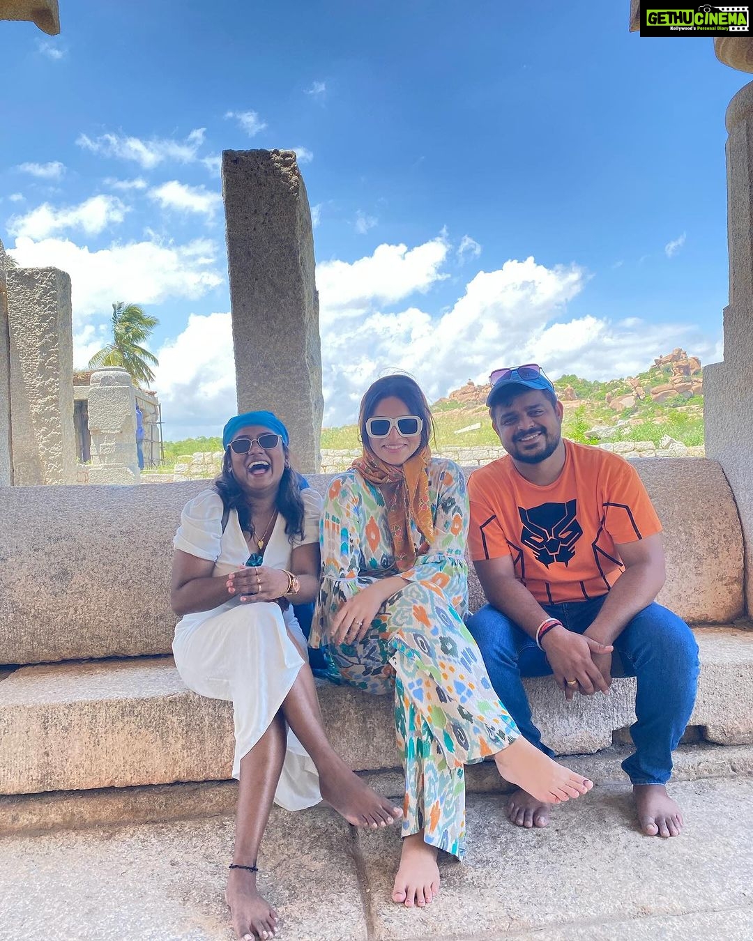 Kayadu Lohar Instagram - One of the things that makes me feel the most alive is travelling and exploring ……..and if friends by your side ….. its the memory that will never fade away ….. clearly Kajal’s laugh for sure 😂 ❤️ @i_am_a_red_devil @ashin_njr @kj_151 Hampi - Unesco World Heritage Site