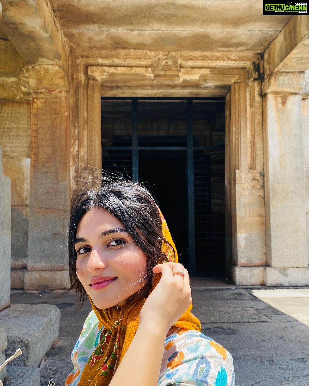 Kayadu Lohar Instagram - sunshine and smiles🤍
