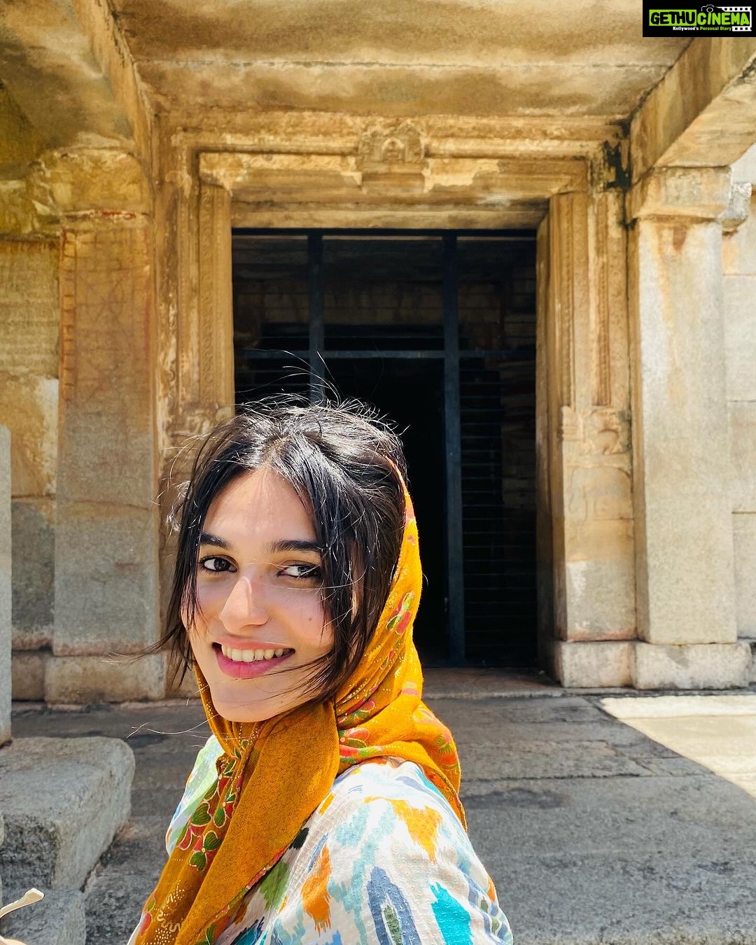 Kayadu Lohar Instagram - sunshine and smiles🤍