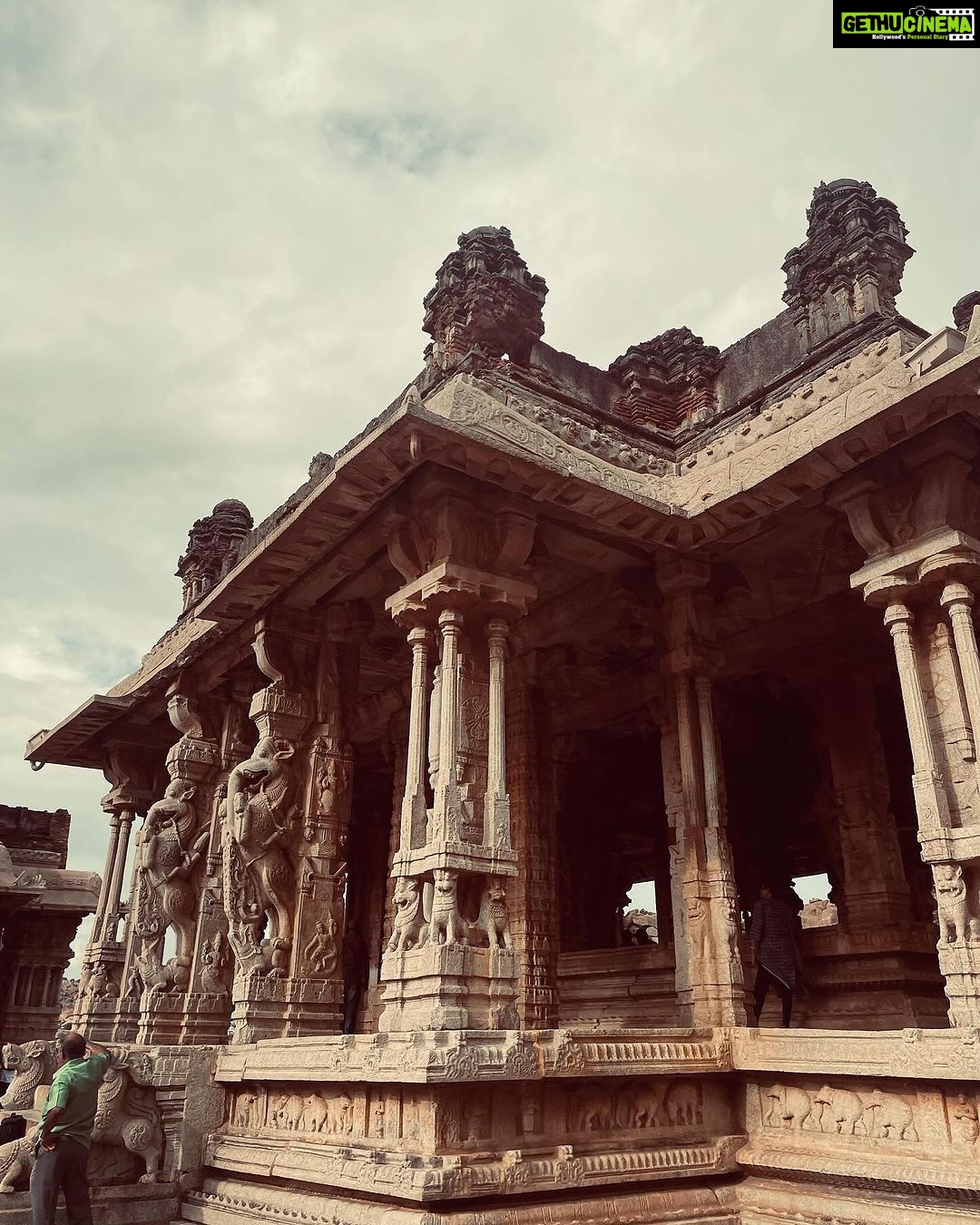 Kayadu Lohar Instagram - One of the things that makes me feel the most alive is travelling and exploring ……..and if friends by your side ….. its the memory that will never fade away ….. clearly Kajal’s laugh for sure 😂 ❤️ @i_am_a_red_devil @ashin_njr @kj_151 Hampi - Unesco World Heritage Site