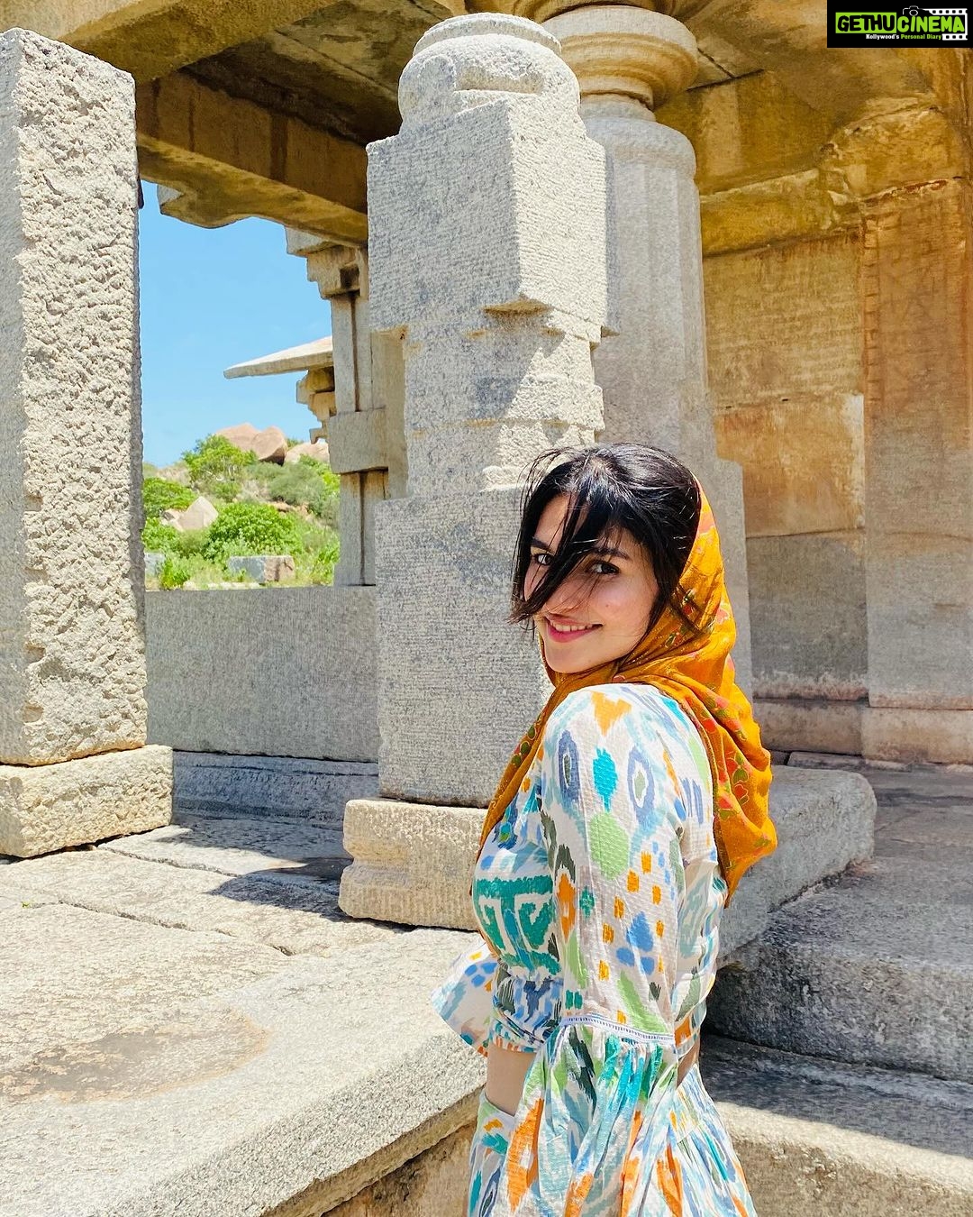 Kayadu Lohar Instagram - sunshine and smiles🤍