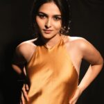 Kayadu Lohar Instagram - Golden🐥 📸 @sahil_shah_photography 💄 @theharpreets_studio 👗 @stylechic_sakshinahar