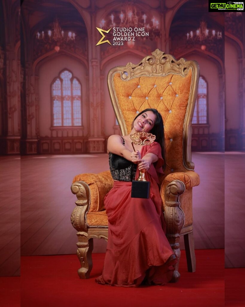 Keerthi shanthanu Instagram - The King and Queen made the rounds after the film. We were told how we were to respond, and we were in a semi-circle in the lounge area of the cinema; they came around after the King, the Queen, and both Princesses! Here Is Our Very Own Queen Of Our Studio One Golden Icon Award’z 2023 @kikivijay11 First Eva ICON Award’z Of Chennai Since 2013 #Edition 8 @studiooneincentertainments Proudly Present’z @maethirajulunaidu @edaddyofficial @adyarstar Present’z Studio One Golden Icon Award’z 2023 Powered By! @indiaglitz_tamil @radiocitytamil_ @unibiccookiesindia @showtechworld @kozhi_in @aquazooaquasystems @maduraikaarainga2023 @clintonparkinn @mookambikasarees_salem @smart_decors.in @aurorafootreflexology @voiceofgopinair @ashokarsh @teddybeer.chennai @krishnatrophy27 @expendables_bouncers_offical @clickfactory_photography @adox_cinematics @styled_by_abii @jaifashions_ @aero_furn Studio One Inc Entertainment