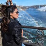 Keerthi shanthanu Instagram - Lost in the beauty of my surroundings!🖤🩵 #niagarafalls #canada #rainbow #traveller